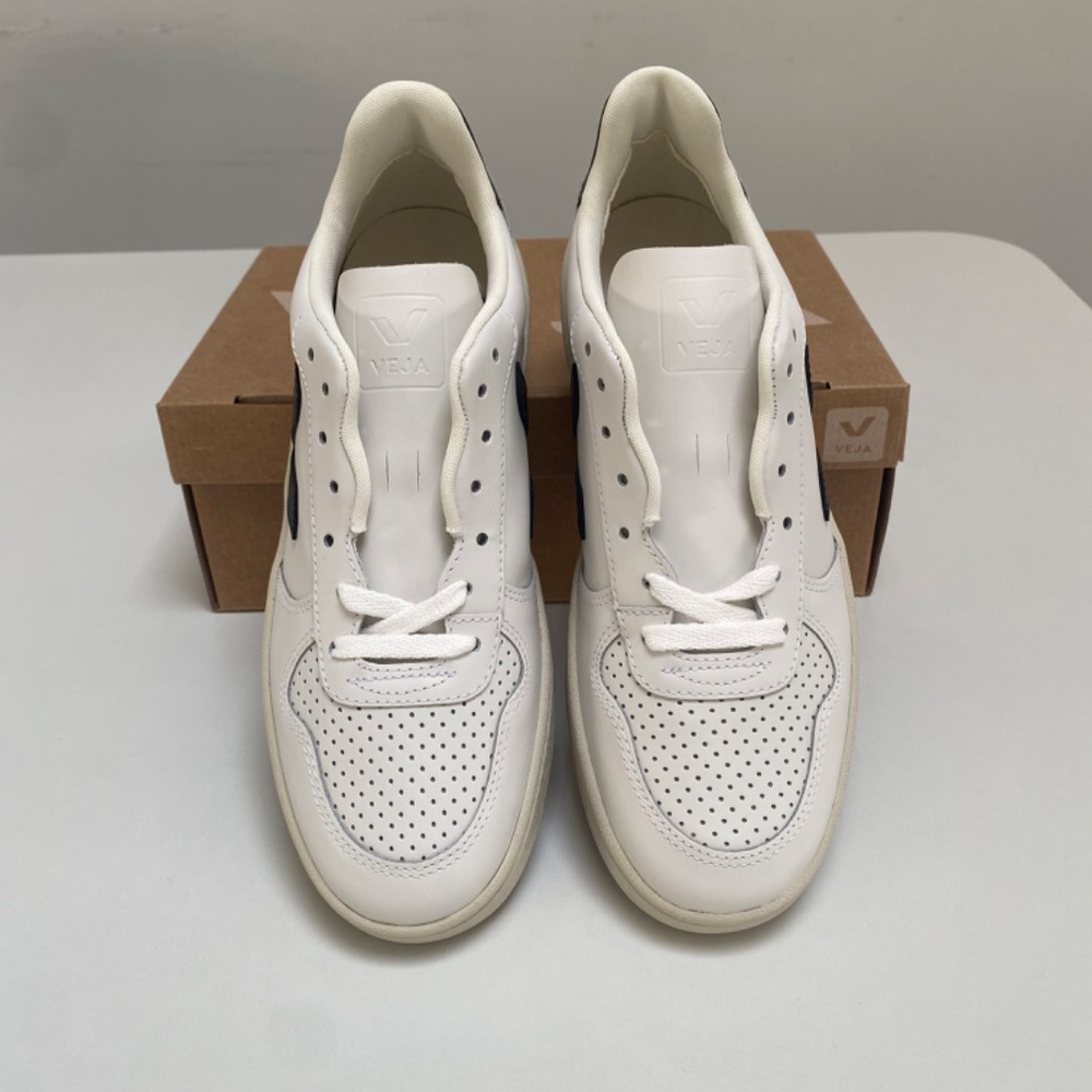 Veja V-10 Leather Sneaker in Extra White/Black sz 40EU/9US New in Box - Picture 5 of 8